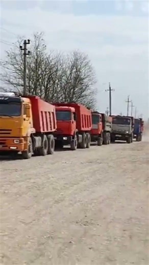 КамАЗы привезли покрышки для укрепление берега чтобы вода не пробилась к селу