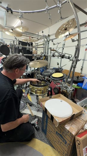 The Diamond Electronic Percussion snare drum trigger unboxing and playing. Dave built a one off custom drum trigger for my Yamaha Drums brass recording custom snare drum, to covert it to electronic. WOW. That I know of, there isn't one, till tonight. Just a quick test. But this snare given to me from Rudy at Las Vegas Drum Show is the heart of this 60 piece electronic drum build. The work Dave puts into building triggers is amazing. Go visit his website www.diamondelectronicspercussion.com Look 