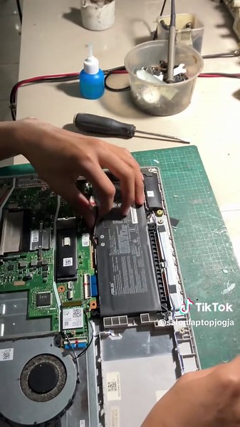 . 🔋 Replace Baterai ASUS A516M Baterai laptop cepat habis atau harus terus dicas? Saatnya ganti baterai baru! Di Salon Laptop, proses pengerjaan cepat, hemat, dan bergaransi panjang . Laptop kembali nyaman dipakai tanpa khawatir baterai drop. ✅ Pengerjaan cepat ✅ Harga hemat ✅ Baterai berkualitas ✅ Garansi panjang 🎁 Bonus Pembersihan cooling system ganti thermal pasta, supaya laptop lebih dingin dan performa tetap maksimal. Yuk, servis sekarang dan buat laptop kamu kembali seperti baru! 💻✨ . 