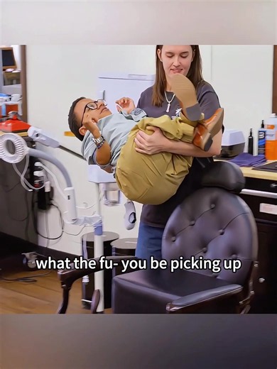 Jay was lifted up by the shop clerk at the barbershop, and his face turned bright red in an instant.#tiktokscaryhorrorcontest #tiktok #jaypamela #usa #foryou
