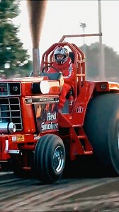 Red Smoker 🔴 | Un run maîtrisé, une machine sans compromis Le Red Smoker s’élance avec une précision chirurgicale. Aucune erreur. Aucun excès. Juste une machine parfaitement réglée et un pilote concentré sur chaque pied gagné. En tractor pulling, la performance ne se mesure pas seulement au bruit ou à la fumée, mais à la capacité de transmettre chaque once de puissance au sol. Ce run démontre exactement ça : ✔️ constance ✔️ contrôle ✔️ efficacité pure 🎥 Capté sur le vif par JC Pulling Videos, 