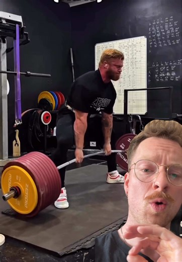 Ist dieser Typ überhaupt noch ein Mensch?! 🤯 500Kg ohne Zughilfen?! WTF?! #coltonengelbrecht #muskelaufbau #powerlifting #deadlift #kreuzheben