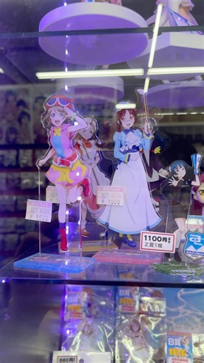 ネオンが輝くショーケースに入れられたAqours