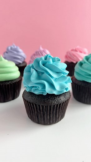 The Wilton 2D piping tip is my go-to closed star tip for when I want to make a ruffle swirl on a cupcake. Because of it’s closed tip, it forces the icing out of a smaller space which helps to create the beautiful ruffle design. Check out my post on cakemehometonight.com of my 6 favorite piping tips for cupcakes that I use for the cupcakes featured on my blog and in my new cookbook, Girls Just Wanna Bake Cupcakes! Head to the link in my profile to find the post and to preorder the cookbook! #cupc