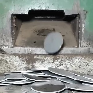 1.9K views · 16K reactions | Todo o processo artesanal dos mestres paquistaneses fabricando, do zero e totalmente à mão, a roda dentada da moto 125. #reels #instagram #fatoscuriosos #curiosidades #paquistão #mecanicos #mestres #reparo | Fabiano Mattos | Facebook