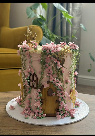 How to Decorate a Fairy Cake with Buttercream Roses