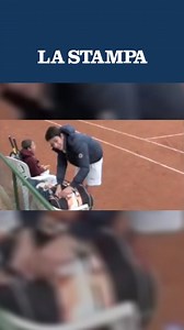 I due campioni del mondo Matteo Berrettini e Flavio Cobolli, vincitori della Coppa Davis, da ragazzini - 15 anni Berrettini e 9 anni Cobolli - in un video che li ritrae al Circolo Canottieri Aniene di Roma durante il torneo di tennis Lemon Bowl 2011. YouTube Alessandro Nizegorodcew #cobolli #berrettini #tennis | La Stampa