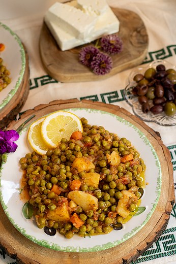 New recipe alert! 🎉 Arakas Laderos – a Greek classic stew made with green peas and potatoes. In Greece, it's often enjoyed as a main course, but it also pairs perfectly as a vegetarian side with just about anything. Simple ingredients, easy to make, and bursting with flavor. Give it a try! 🌿 Get the recipe here: https://www.dimitrasdishes.com/greek-style-green-pea-and-potato-stew-arakas-kokkinistos/ | Dimitra's Dishes