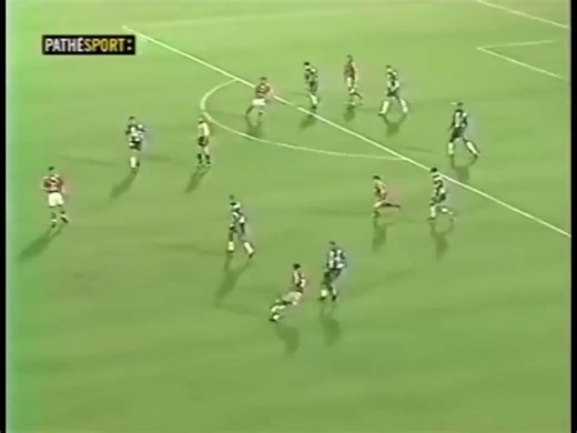 Neste dia, há 26 anos...O Benfica venceu o FC Porto na Luz por 1-0 (Sabry 67') num jogo válido para a 28ª Jornada da Liga Portuguesa 1999/00. O Jogo foi o ultimo Clássico na Luz no Século XX e ficou marcador por um golaço de Sabry.