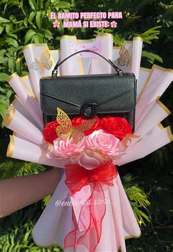 El ramo ideal para MAMÁ🌸 Tu elijes el color de la cartera que más le guste a mamá✨🫶🏻 Pedidos con anticipación: 📲77985798-70491626 📍Scz-Tienda Virtual Envíos a toda Bolivia🇧🇴 ‼️CUPOS LIMITADOS‼️ #encantosstore #diadelasmadres #flores #ramosparamamá #santacruzdelasierra🇳🇬
