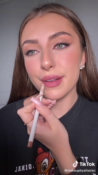 The perfect everyday natural lipstick. I like it also bc it matches the colour of my lips almost exactly #BeautyReview #BeautyHacks #makeuptutorial