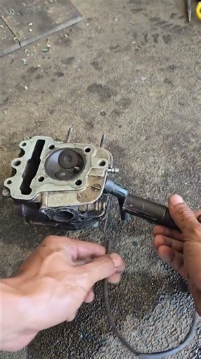 How to remove an O2 sensor #tricks #motorcyclemechanic