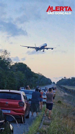 Alerta São Gonçalo on Instagram: "O Aeroporto Internacional Governador Aluízio Alves, em São Gonçalo do Amarante, vive um período de aumento na movimentação aérea, reflexo da alta temporada e da ampliação de voos nacionais e internacionais para o Rio Grande do Norte. Nos últimos dias, a chegada de aeronaves de grande porte tem chamado atenção de passageiros e também de entusiastas da aviação. Um dos destaques foi o pouso de um Airbus A340 da companhia Hi Fly, que saiu de Maceió e seguiu com dest