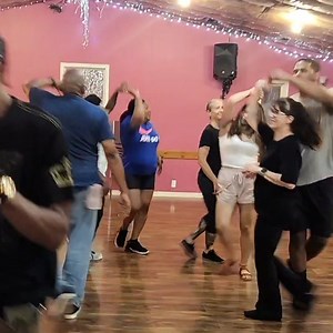 Stuck inside today? ❄️ Lock in some fun for February. Structured classes with clear instruction in a supportive environment where you'll learn, meet new people, and build confidence week after week. 6 weeks for just $70 Early bird ends Feb 1 (reg. $90) 🕺Limited to 15 leads & 15 follows 💃 Reserve your spot before the class fills! No partner required: most dancers attend on their own, but couples are welcome! 📅 Starts Feb 24 ⏰ Tuesdays at 6:00 PM 📍 TDS Space 👉 Click the link to register | Mes