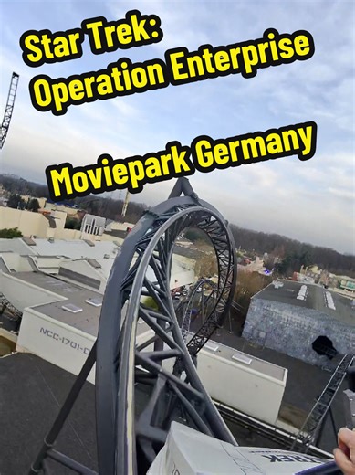 ⚠️ Vanaf 1,30 m! 🛸 Star Trek™: Operation Enterprise – Europa’s eerste triple-launch coaster. Geopend in 2017, gebouwd door Mack Rides. De baan is 1.200 m lang, heeft een maximale hoogte van 40 m en bereikt een topsnelheid van 90 km/u. Met 3 lanceringen (vooruit én achteruit) en 4 inversies is dit een lange, soepele maar intens verrassende rit. 💡 Leuk feitje: de achterwaartse lancering richting de spike van 40 meter zorgt voor een compleet ander gevoel dan de rest van de rit — veel bezoekers no