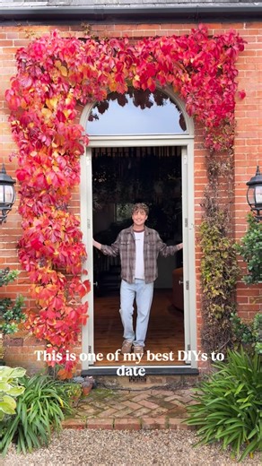 Jack Kinsey [Interior Design Masters] on Instagram: "ad My new @ruggable_uk All-in-One Tufted rug set the scene for my cosiest autumn DIY yet — I had to pick this design, it’s so soft underfoot and the earthy hued leaf pattern inspired me to create a rustic rattan-style dining table, complete with scalloped edging and that hand-crafted wicker texture Who knew £20 wicker tree skirts could turn into a £4,000 dining table dupe?! I even did some of my DIY on the rug because … guess what it’s machine