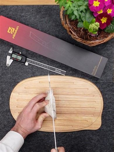 German Breadcutter Episode 12 Every day I try to cut the perfect slice of bread. Rate my progress in the comments! How many points from 1-10 👇? Let me know! Equipment: 🔪 Knife: Ad / Werbung The original Knife is sold out an this will be my next one: https://amzn.to/4ayRKQU #BreadCutter #ASMR #GermanBreadcutter #Germanaccent #bread #germanbread
