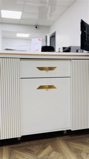 Buffet Élégant en Blanc et Doré – 3 Portes Pratiques