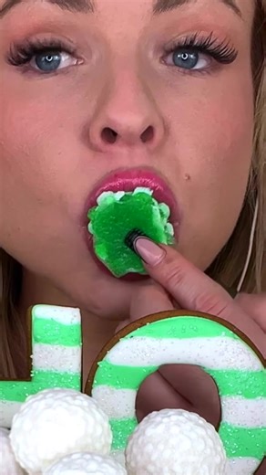 Satisfying ASMR Eating Experience for Christmas