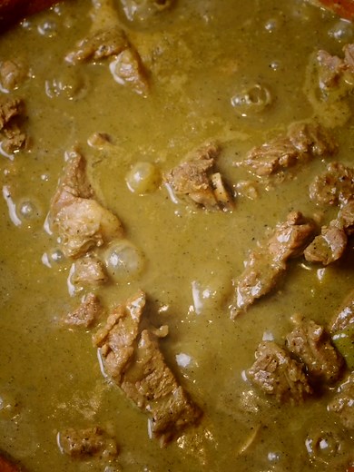 Cenita rápida y ligera 🍲 se te antojó? Costilla de res en salsa de hierbas. 🌿 Esta salsa es una delicia, muy aromática y fresca, con la carne de res va increíble, acá te dejo la receta: 1kg de costilla cargada 1kd de diesmillo en trozos grandes Para la salsa: 2 Chiles poblanos 2 Chiles de agua 2 jalapeños 2 serranos 1/3 cebolla 5 dientes de ajo 8 tomatillos 1/4 de taza de albahaca 1/4 de taza de epazote 1/4 de taza de cilantro 1/4 de taza de hoja santa 1/4 de taza de hierba buena Sal al gusto 