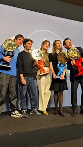 🏆 Palmarès : la Comédie-Française rafle 4 prix ! Le film « De la Comédie-Française », réalisé par Martin Darondeau & Bertrand Usclat, s’impose comme le grand vainqueur avec quatre récompenses : ✨ Prix Coup de Cœur – Région Auvergne-Rhône-Alpes ✨ Prix des Abonnés CANAL ✨ Prix Spécial du Jury Transperfect Media ✨ Prix du Public Peugeot #FAH2026 #FestivalAlpeDHuez #Palmarès #CinémaFrançais #FilmDeComédie | Festival de l'Alpe d'Huez