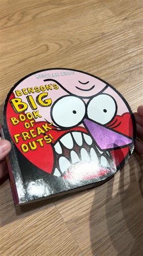 ［YunToys] 雲玩具 on Instagram: "2014年 班森 大頭書 絕版書籍！很少見！ 造型好看，內容也滿滿滿 原文漫畫和班森的大頭交叉，很有趣🤩 書況非完美，可以參考reels #天兵公園 #卡通頻道 #regularshow #cartoonnetwork"