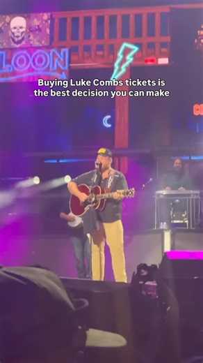 ‘When It Rains It Pours’ live 🎶 #lukecombs | Luke Combs Updates