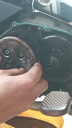 Disassembling and assembling the clutch on a Sirius motorcycle.