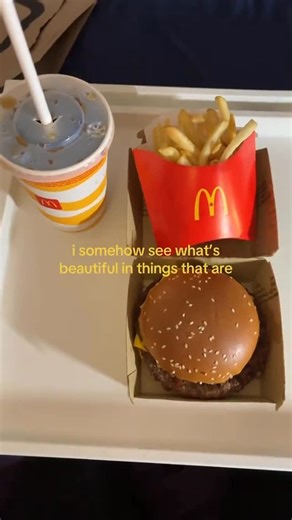 @voctyx on Instagram: "1992年发行的西班牙塞维利亚二人组Los del Río的歌曲🎶，最初在西班牙获得了人气🇪🇸， 随后传播到拉丁美洲和美国🌎，成为全球范围的超级热门曲目🔥。 这首歌爆发式流行的契机正是1996年亚特兰大奥运会🏅。 当时美国女子国家体操队的表演🤸‍♀️通过全球直播📺，与《Macarena》欢快的节奏💃完美融合，使这首歌的人气迅速飙升📈。 结果，在1996年，《公告牌》Hot 100榜单上连续14周夺得第一名🏆，创造了历史纪录📝，并在年末榜单上位列第一✨，同时在《公告牌》有史以来榜单上也升至第8名🥳，创造了巨大纪录。 尤其值得一提的是，这首非英语外语歌曲🌐在美国市场取得如此成功的案例，即便现在也屈指可数👏。 另一大成功因素是其令人上瘾的舞蹈🕺。简单但突出腰部动作的舞步，当时受到了男女老少👨‍👩‍👧‍👦的广泛欢迎，让全世界的人都想尝试模仿🤩。 《Macarena》成为90年代代表性的全球文化现象🌟，也是跨越世代的回忆金曲💖。 ▶ 大家是否还记得，在派对🎉上大家一起手舞足蹈、配合腰部动作跳《Macar