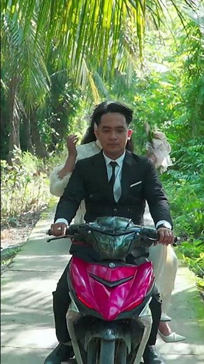 Wedding: Groom unexpectedly uses motorbike to pick up bride, speeding through the wind