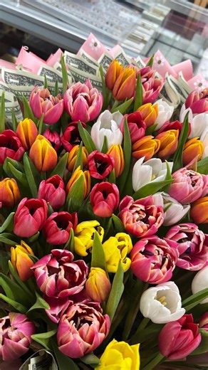 ✨Roxana’s Floral 🌸 on Instagram: "Just passing by on flower ave and I couldn’t believe my eyes! A flower shop to help me in my time of need (Open until 7 This Weekend) 💗 Order @roxanasfloral or 301-768-8576📲 Delivery Available 🚛 Silver Spring MD 📍 #dayinmylifevlog #explorar #pov #flowers #ramo"