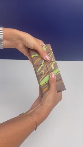 OMNIYA Delicacy Dubai Chocolate Bar Pistachio Kunafa (190g) – Crispy Pistachio Knafeh Layer with Creamy Belgian Chocolate – Viral Middle Eastern Dessert Fusion – Gourmet Sweet Treat for Gifting