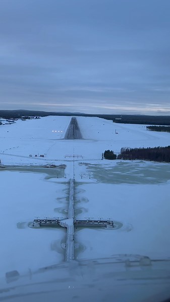 737NG landing on dry snow in Luleå, Sweden 🇸🇪 From the flight deck @Transavia France #foryou #landing #winteriscoming #aviation #boeing737