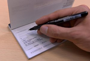 Faux chèque: attention la Banque de France alerte sur une nouvelle arnaque