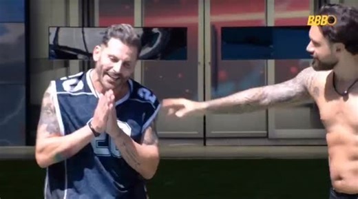 Veja o momento em que Henri Castelli volta para a casa do #BBB26 após convulsionar e ser hospitalizado. Ele explicou aos colegas que, apesar de ter tido uma epilepsia, se sentia bem. “Voltei, porr*. Tentaram me matar e não conseguiram, agora estão f*didos”, comemorou Castelli, aos risos. “Tive uma epilepsia, um ataque aí, uma convulsão. Mas eu tô bem”, completou ele. Minutos depois, o artista acabou tendo outro mal-estar na área externa. A equipe do reality afirmou que Castelli passa bem e segui