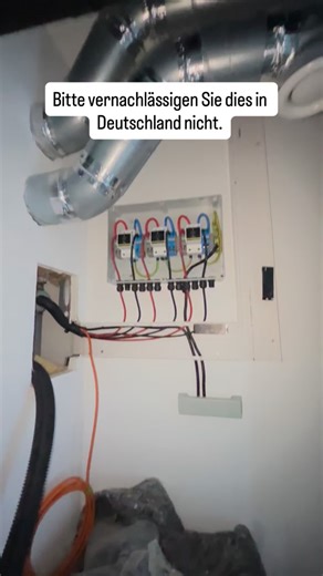 Ruslan Photovoltaik on Instagram: "Viele Unternehmen vernachlässigen diesen Punkt. Ich würde jedoch dringend empfehlen, einen Überspannungsschutz auf der DC-Seite zu installieren. Im Falle eines Blitzeinschlags in die PV-Module auf dem Dach bleibt dadurch der Wechselrichter sowie die restliche elektrische Anlage geschützt und unbeschädigt. ☀️Du willst eine PV-Anlage? Wir machen alles schlüsselfertig – von der Planung bis zur Anmeldung beim Netzbetreiber. 👉 Schreib uns einfach privat! #Photovolt