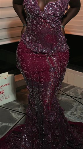 Ce tissu n’est pas fait pour passer inaperçu. 💎 Brillance exceptionnelle, finitions parfaites, qualité premium pour mariages, baptêmes et grandes cérémonies. Si vous cherchez le détail qui fait toute la différence… vous venez de le trouver. Élégance, puissance et prestige réunis. 📍Disponible à Dakar – Marché HLM5 📞 Commandes & informations : 773989801 / 779797909 #TissuDeLuxe #MariageSénégal #ModeAfricaine #HauteCouture #PapeMoussaSagnsé