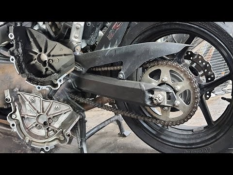 Sprocket and Chain cleaning on our Versys 1000! | MotoSiko