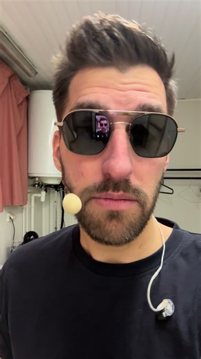 Même sa voix change quand il fait le « for sure »! J’exagère même pas! #macron #sunglasess