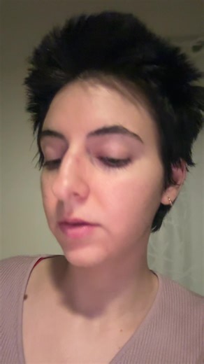 Non ce n'estpas un choix auto determiné purgé d'influence patriarcal et reellement libre, si tu maquille ton teint et tes cernes... n'alimentons pas les elements malgazée quils nous imposent les codes feminins deviennent un cauchemar