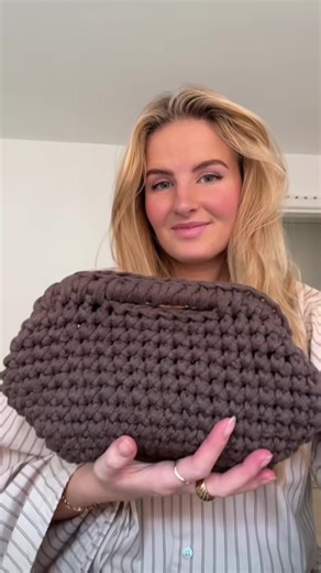 Crochet Clutch Tutorial Using Yarn from Createwithmyo