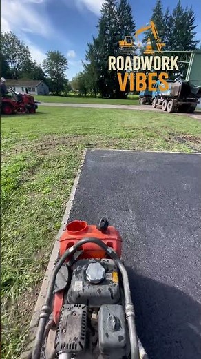 👉 Vibrating plate in action – asphalt compaction