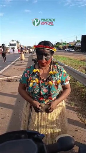 🚧 BR-364 bloqueada em Cacoal Indígenas realizam um protesto na manhã desta quarta-feira, 08 de julho de 2026, na ponte do distrito de Riozinho, em Cacoal. A manifestação cobra melhorias no atendimento à saúde indígena, falta de medicamentos, melhores condições para transporte de pacientes e mudanças na gestão do DSEI Vilhena. O bloqueio provoca filas nos dois sentidos da rodovia, e apenas casos de urgência e emergência estão sendo liberados. A PRF acompanha a situação no local. Mais informações