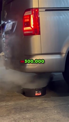 Kunde kommt mit Notlauf. VW T6. Fehler: DPF-Differenzdruck zu hoch. Andere sagen: Tauschen. Wir sagen: Reinigen. Kein Ausbau. Keine 2.000 Euro für einen neuen Filter. Professionelle DPF-Reinigung mit BAC101 – direkt am Fahrzeug. Chemie einbringen. Einwirken lassen. Motorlauf bei 2.500 bis 3.000 Umdrehungen. Ablagerungen werden gelöst. Differenzdruck sinkt. Leistung kommt zurück. Nicht jeder DPF ist kaputt. Man muss nur wissen, wie.“ 📍 Jovanovic Motors Frankfurt 🌍 www.jovanovic-motors.de 📞0157