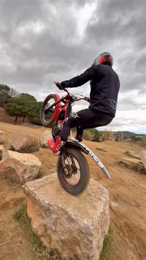 Dani Sanchez on Instagram: "Qué ganas de seguir entrenando este deporte!!!😍 . . . . 🤝🏼: @motocrosscenter @wpericauge @onegripper @smracingspirit @gopro @goproes @mtbhoppercom @mainate_suministros @donjoyracing @jon_zuremoto @get_byathena @athenamotorsport @s3parts.official @ls2europe @plewstyrespain @crownsportnutrition @redbullesp @brookslubricantes . . . #enduro #motero #motos #motor #humor"