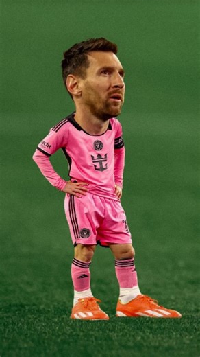 Beeru on Instagram: "Follow for more 🤝 . . . . . . . . . . . . 2001년 개봉한 영화 “A Beautiful Mind”는 단순히 천재 수학자의 삶을 다룬 작품이 아니라, 인간이 내면의 혼란 속에서도 어떻게 사랑과 신뢰로 자신을 되찾아가는지를 보여주는 깊은 이야기입니다. 화려한 계산 장면보다 존 내쉬가 마음속 그림자를 이겨내려는 순간들이 훨씬 더 오래 기억에 남죠. 특히 그가 현실과 환상 사이에서 흔들리면서도 끝까지 아내를 향한 마음을 놓지 않는 모습은 묘하게 가슴을 저릿하게 만듭니다. 이 영화에서 감정을 완성시키는 요소는 바로 잔잔한 피아노 선율과 차분한 배경음악입니다. 처음에는 조용히 스며들지만, 어느 순간 관객도 모르게 내쉬의 감정에 같이 잠기게 되죠. 후반부, 아내가 내쉬의 손을 잡아주던 장면에서는 음악과 화면이 자연스럽게 겹쳐지면서 눈시울이 뜨거워지는 경험을 하게 됩니다. 많은 이들이 “이 장면만 떠올려도 이상하게 마음이 찡