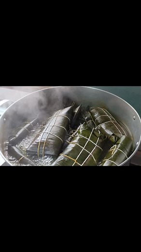 Traditional Cooking: Steaming Delicious Wrapped Dishes