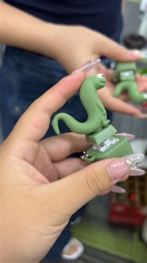 263K views · 155 reactions | If your keys are boring, that’s a you problem USB rechargeable lizard keychain with sound + LED… I’m obsessed.  | Charmooq | Facebook
