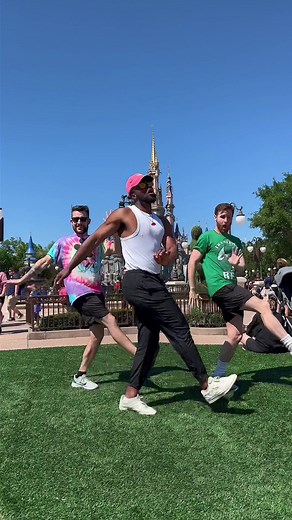 The swiftness in which @chrisriceny & @clayricethomson nailed this dance👏🏽 #allthedisneythrills #hosted #lizzo #2beloved