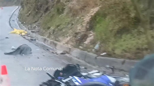 ATENCION.. Al parecer debido a las fuertes lluvias que impiden la visibilidad, se registró un grave accidente de un motociclista y un automóvil en la vía Duitama Soata sector Santa Rosita entre Susacón y Tutaza Boyacá. Según se ve en las imágenes, parece que el motociclista lamentablemente pudo haber fallecido. Esperemos el reporte de las autoridades. Recomendamos manejar con cuidado. | La Nota Comunal con Luis D. Lagos, El Pechi.